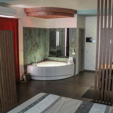 Garda Fantasy Apartment - Jacuzzi 데센자노델가르다 외부 사진