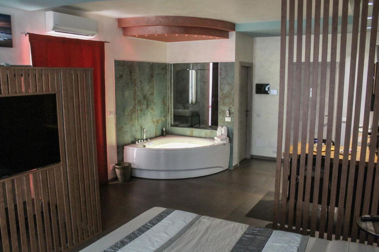 Garda Fantasy Apartment - Jacuzzi 데센자노델가르다 외부 사진