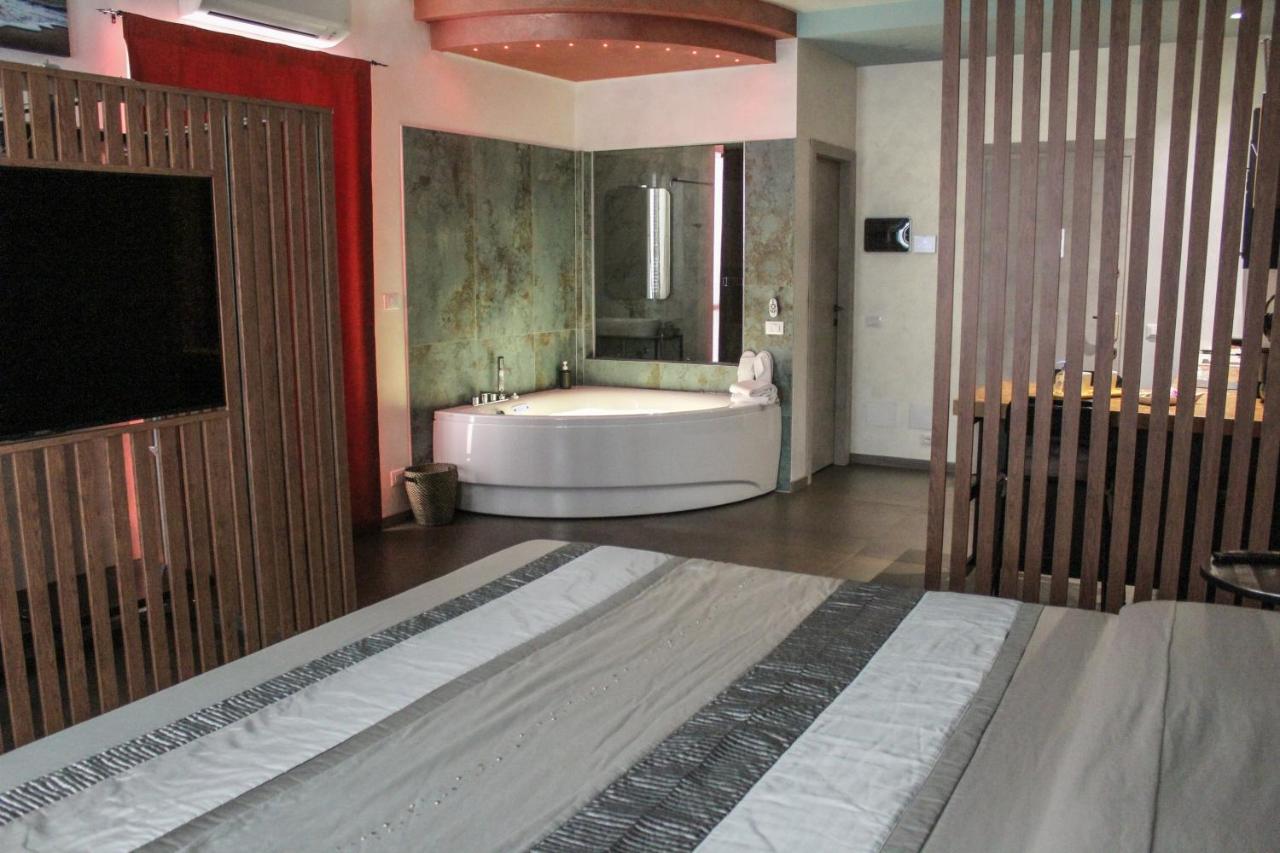Garda Fantasy Apartment - Jacuzzi 데센자노델가르다 외부 사진